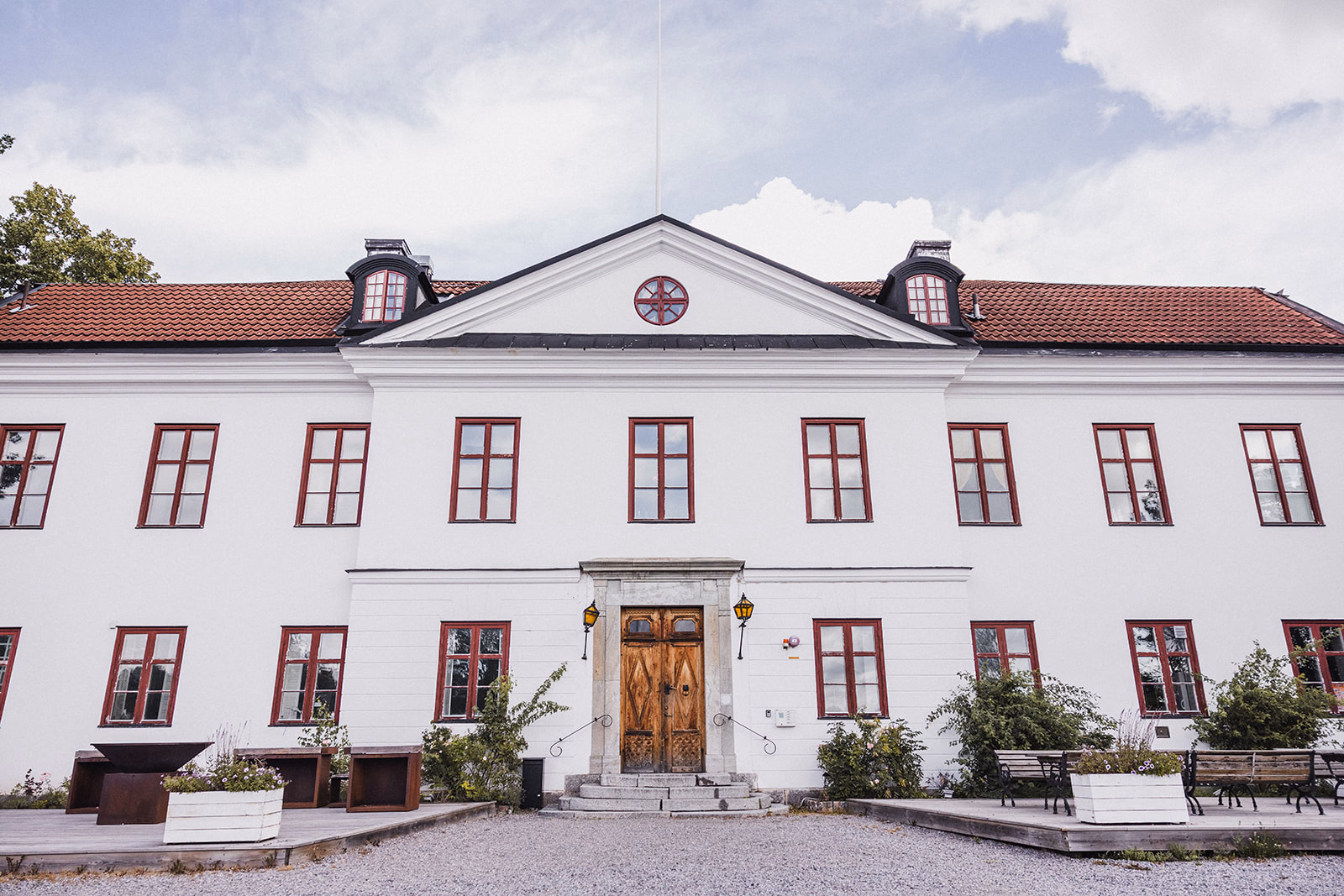The white facade of Ullvhälls Manor in Strängnäs before the wedding.