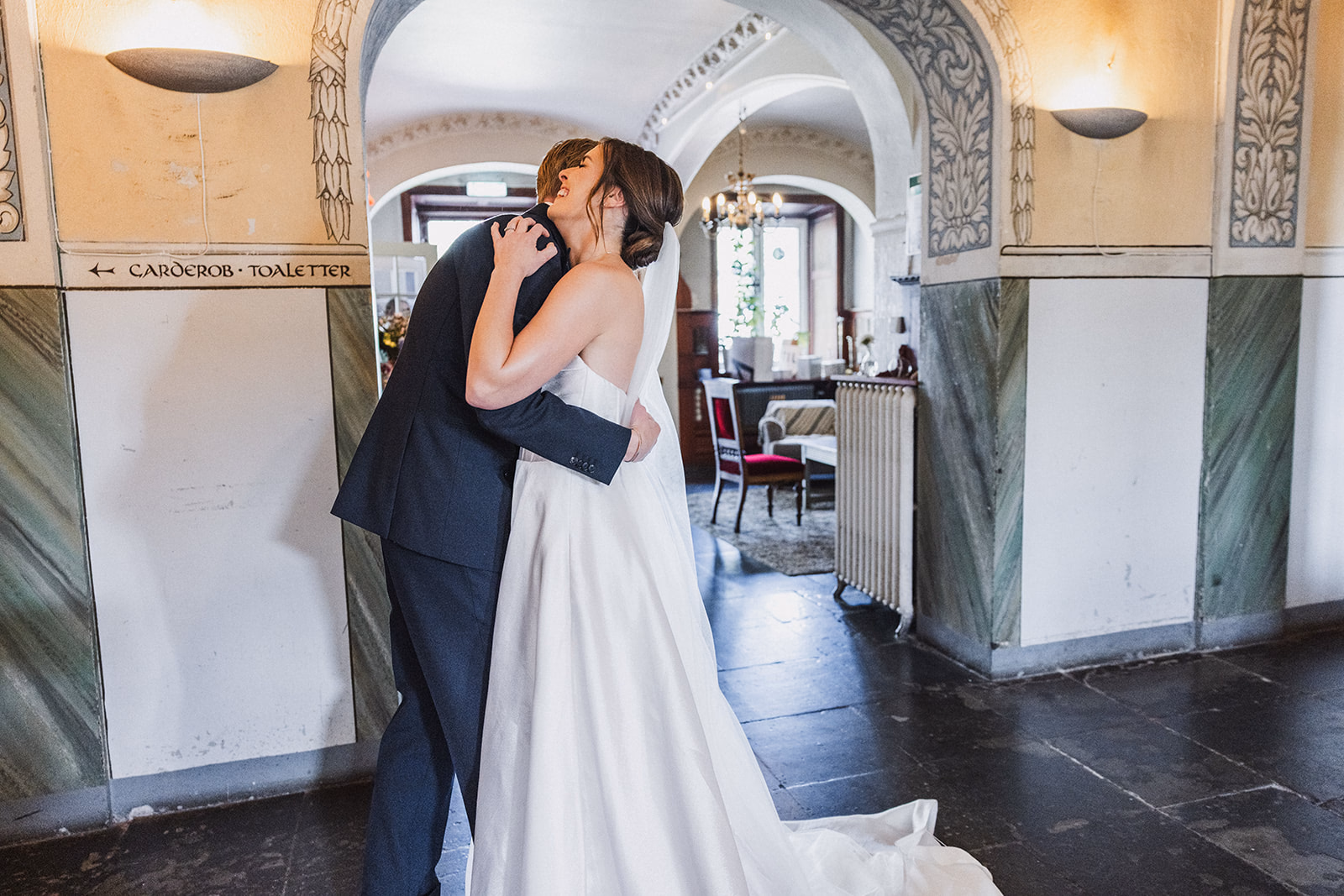 The couple embracing during their first look at Ullvhälls Manor.