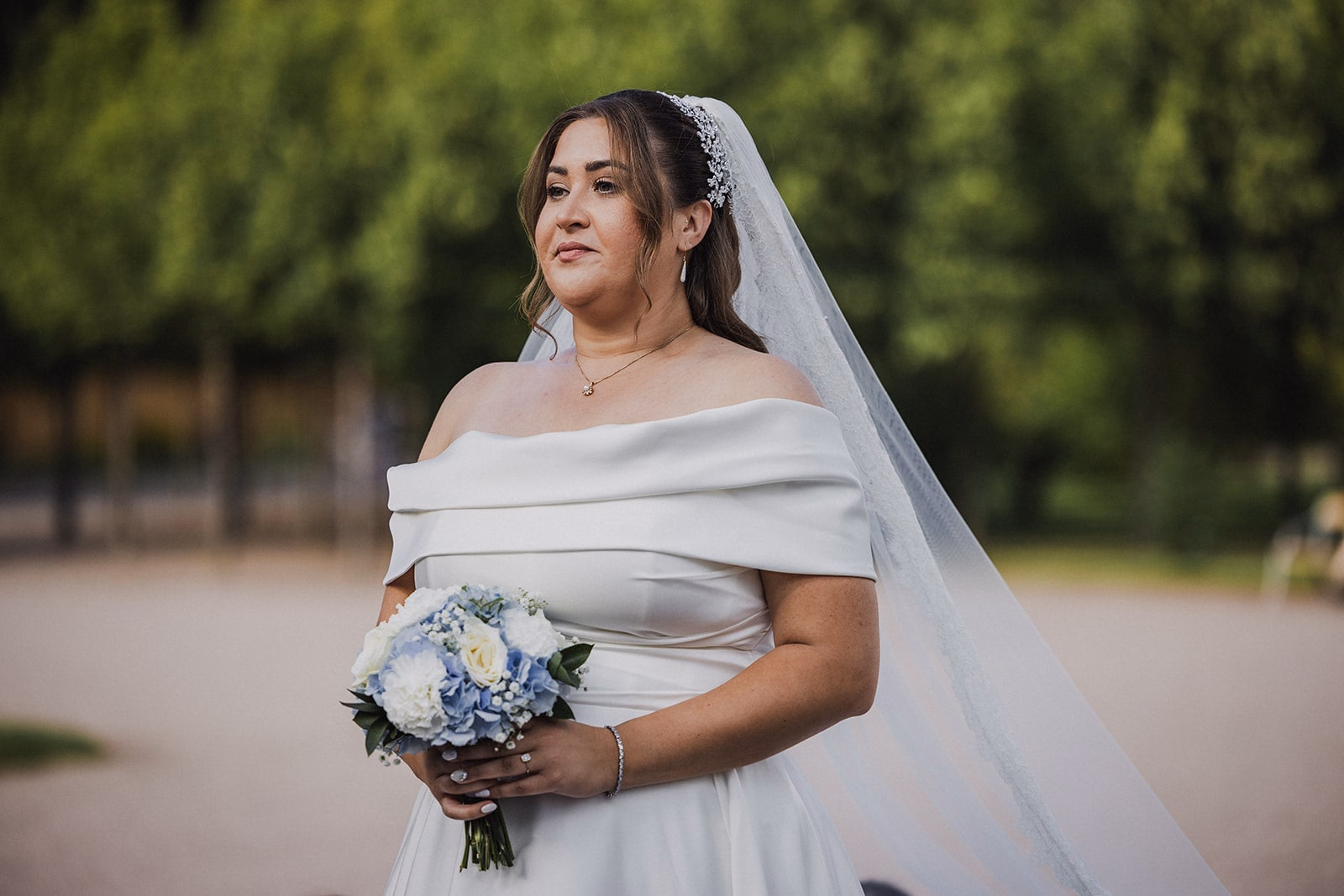 Sara arriving for the outdoor wedding ceremony.