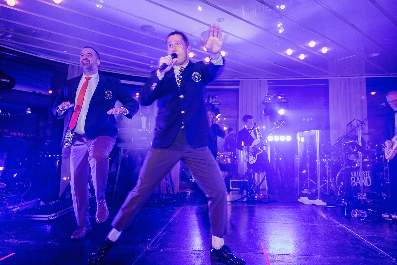 Benjamin Hav performing with the live band at the Café Opera wedding party.