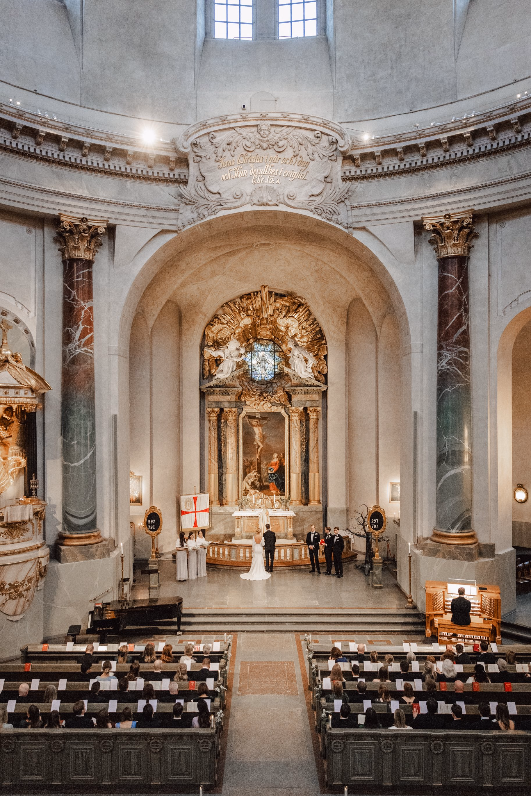 Una cerimonia di matrimonio in una chiesa decorata.