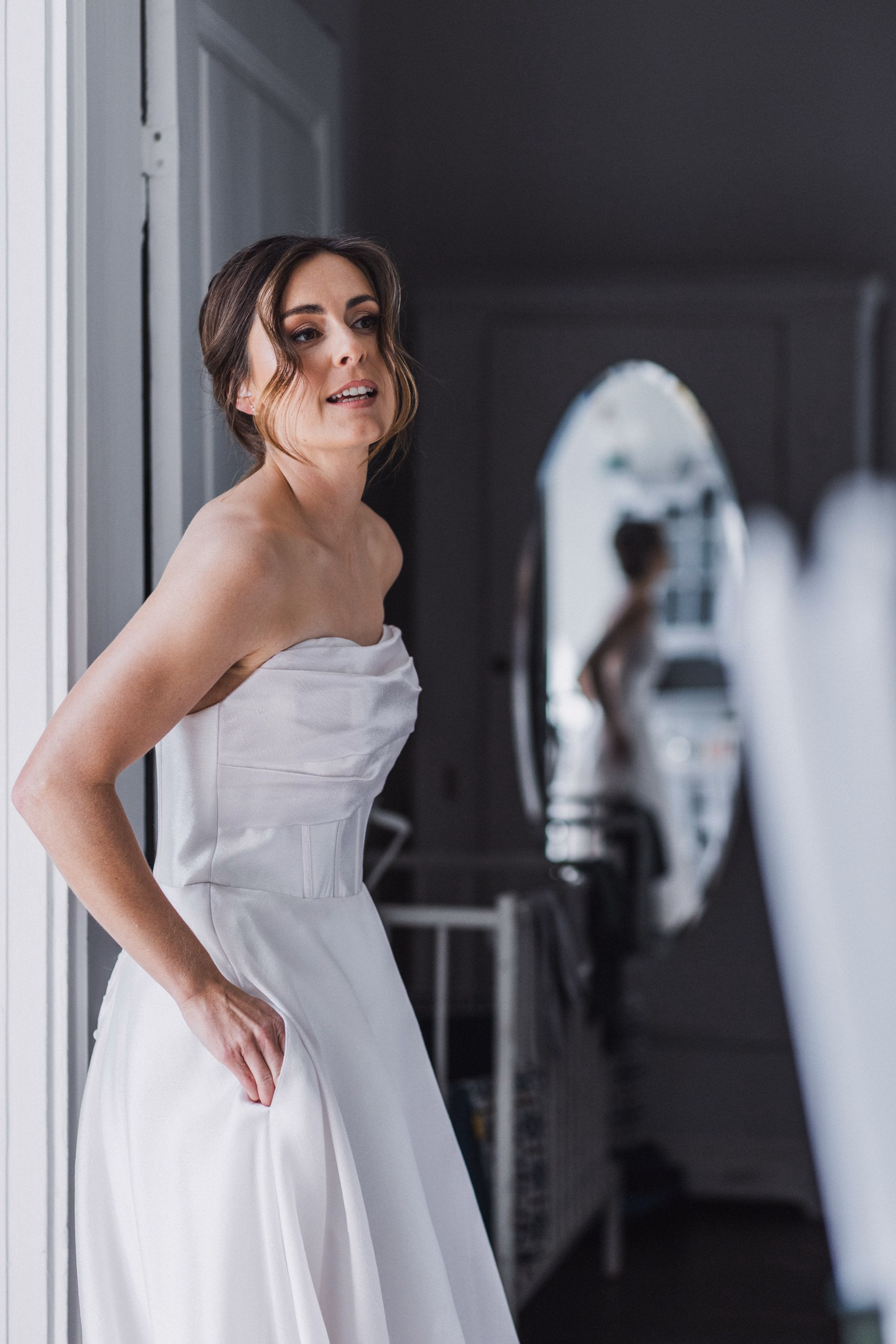 La sposa accanto a una finestra prima della cerimonia.