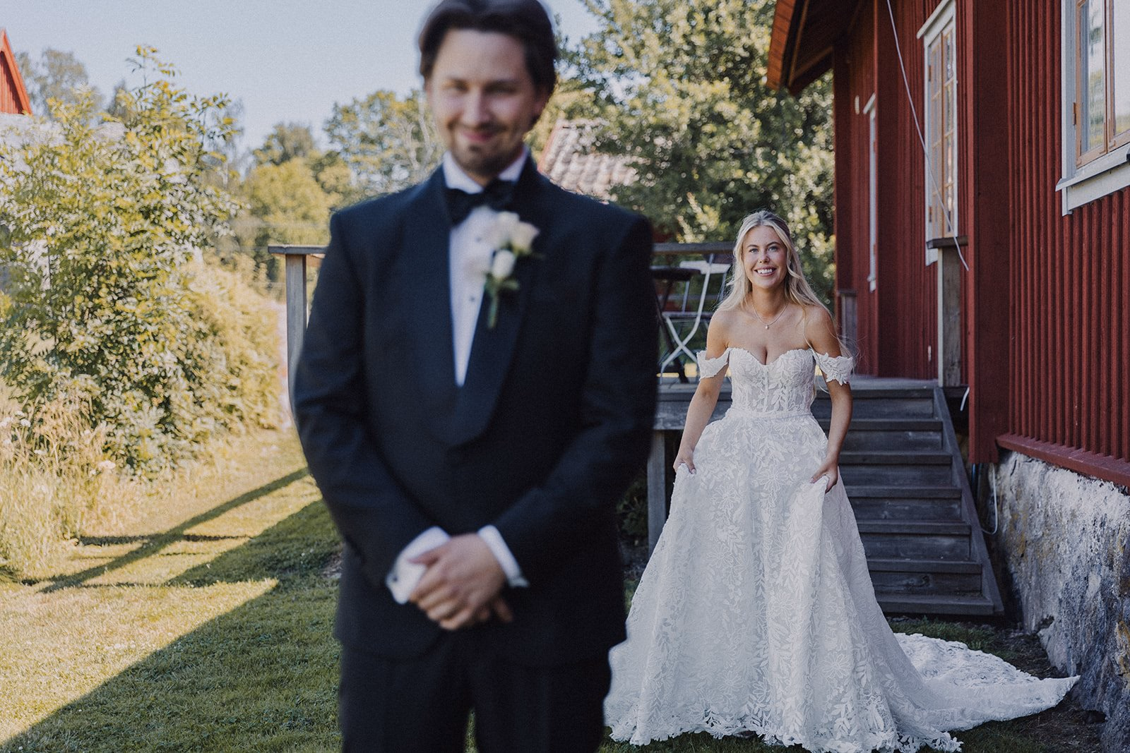 Lo sposo attende mentre la sposa si avvicina all’aperto.