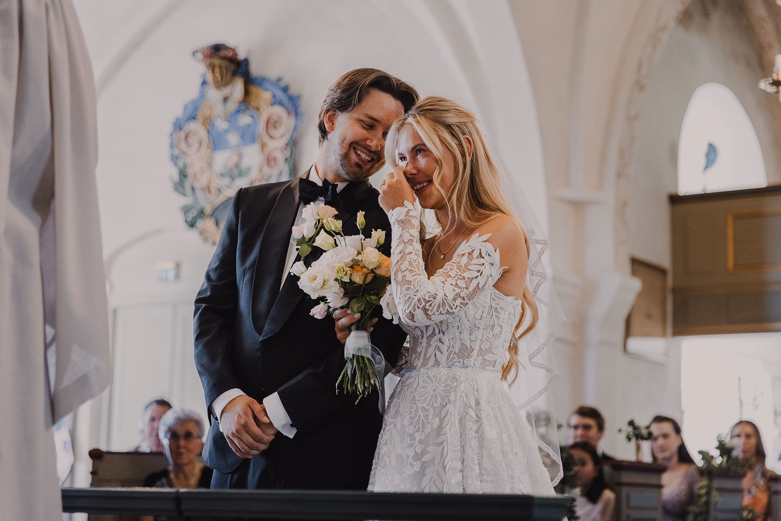 Gli sposi sorridono durante la cerimonia in chiesa.