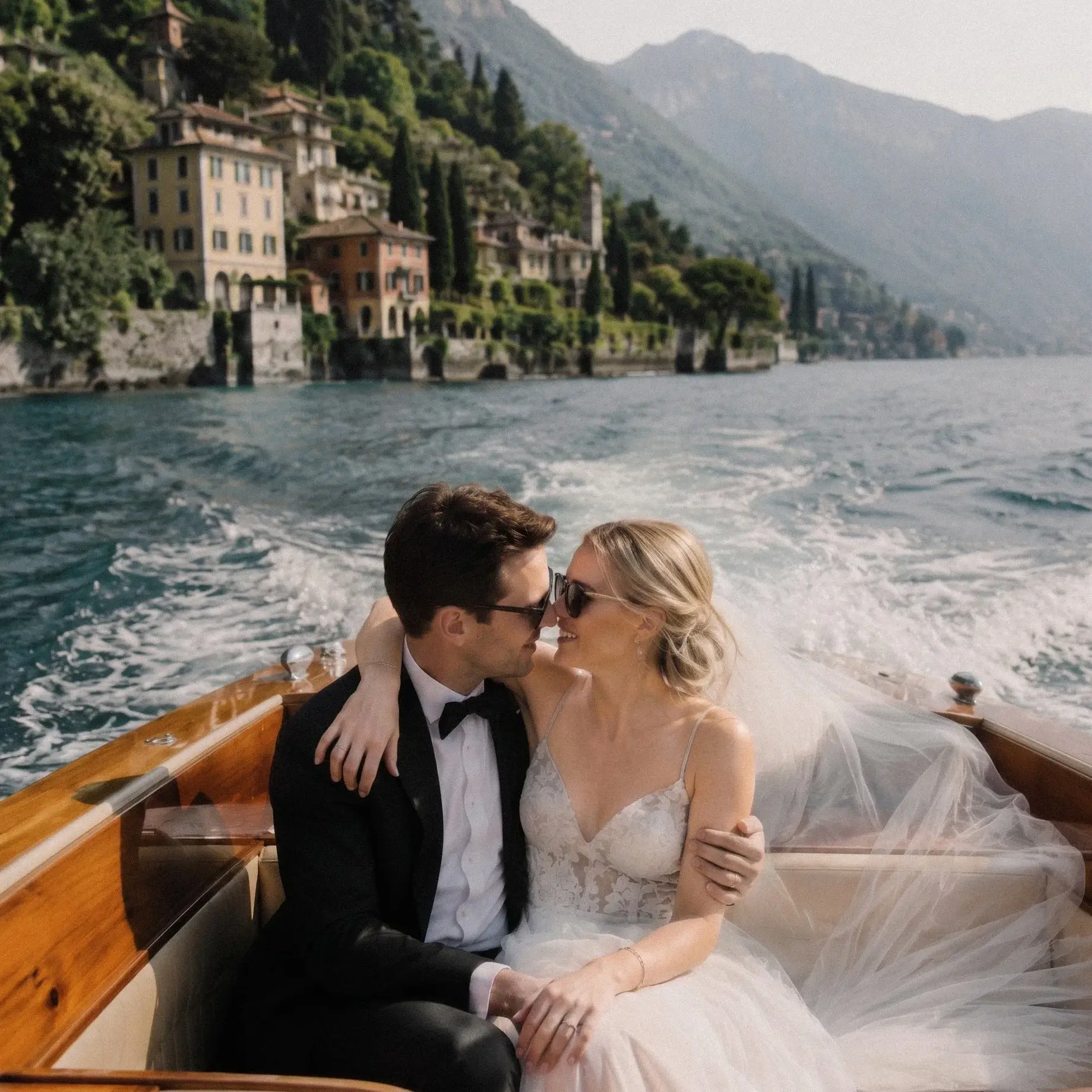 Una coppia appena sposata su una barca classica sul Lago di Como.