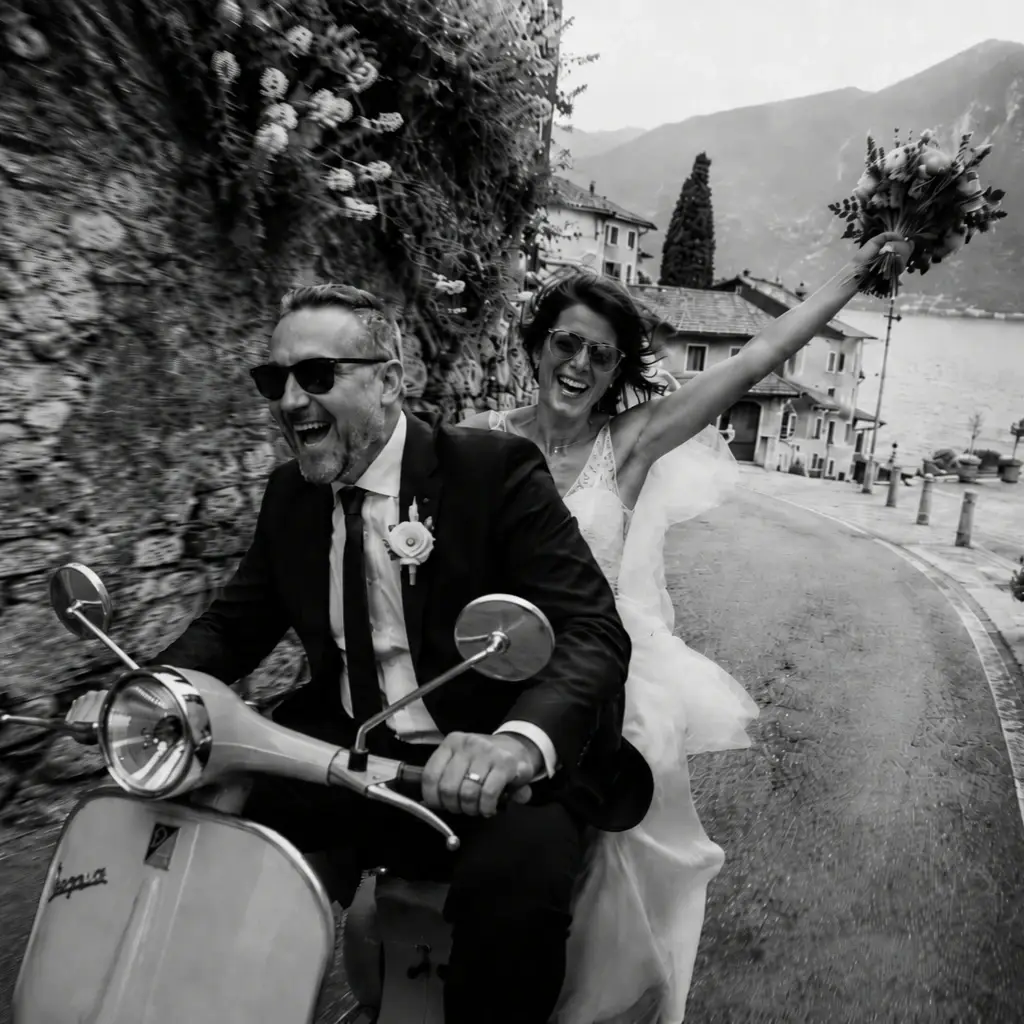 Una coppia appena sposata in Vespa in un borgo sul Lago di Garda.